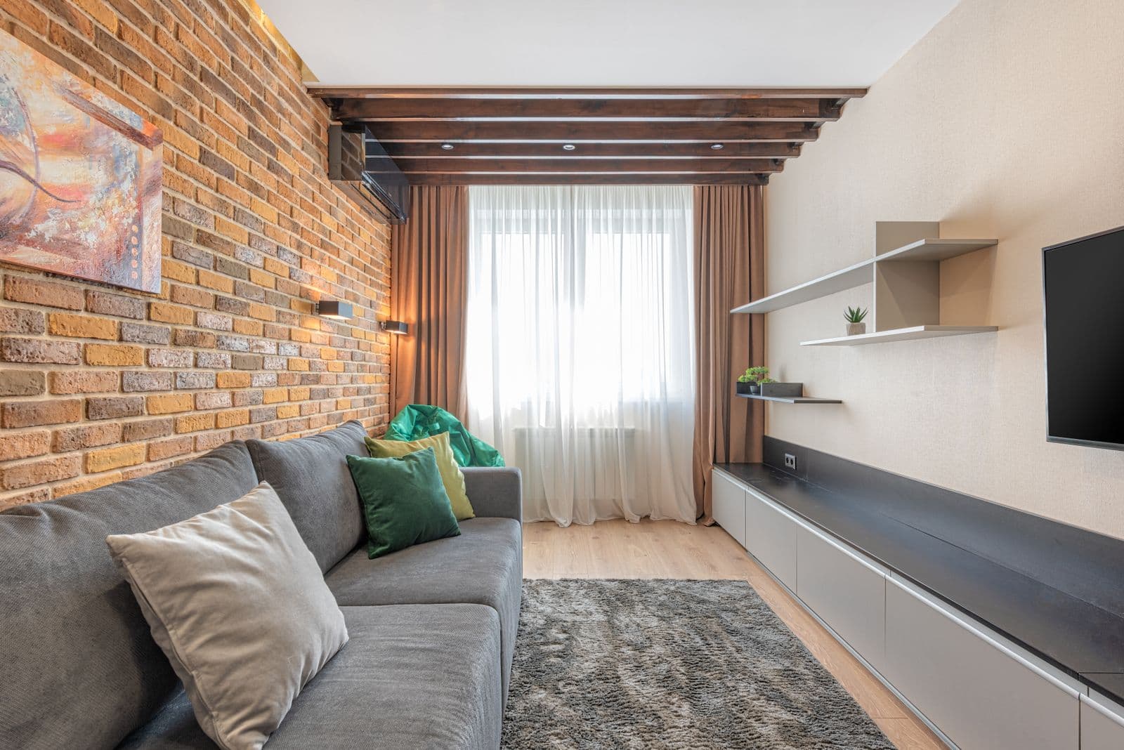 Backdrop TV dan rak di Rumah Pribadi, Sukabangun oleh Gancang Kelar Interior Palembang