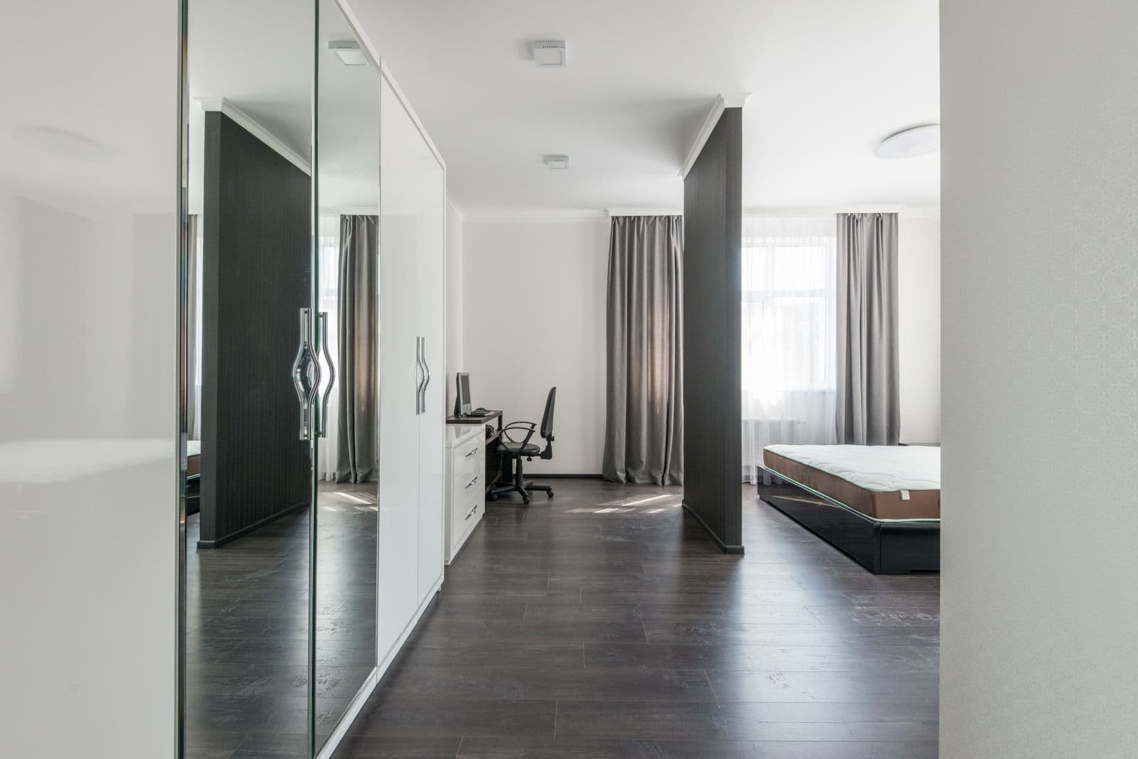 Wardrobe sliding di Apartemen The Rivera oleh Gancang Kelar Interior Palembang